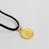 Medalha gravada em prata dourada “Fado é amor”