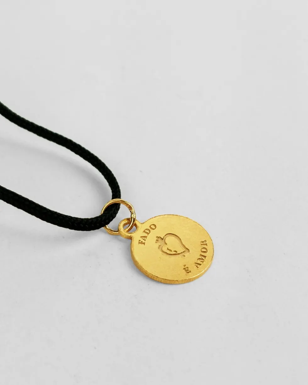 Medalha gravada em prata dourada “Fado é amor”